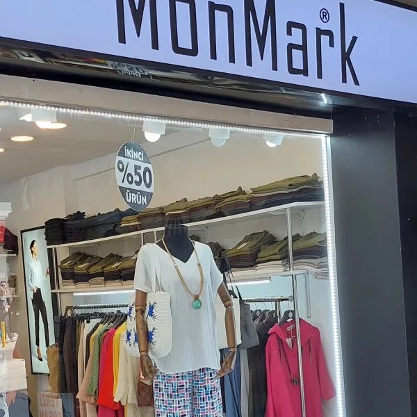 Mavi Çiçek İşlemeli Beyaz Örgü Çanta