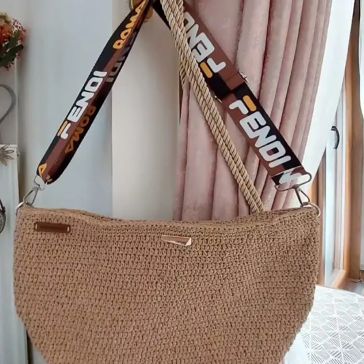 Marka Etiketli Şerit Askılı Hasır Görünümlü Çanta
