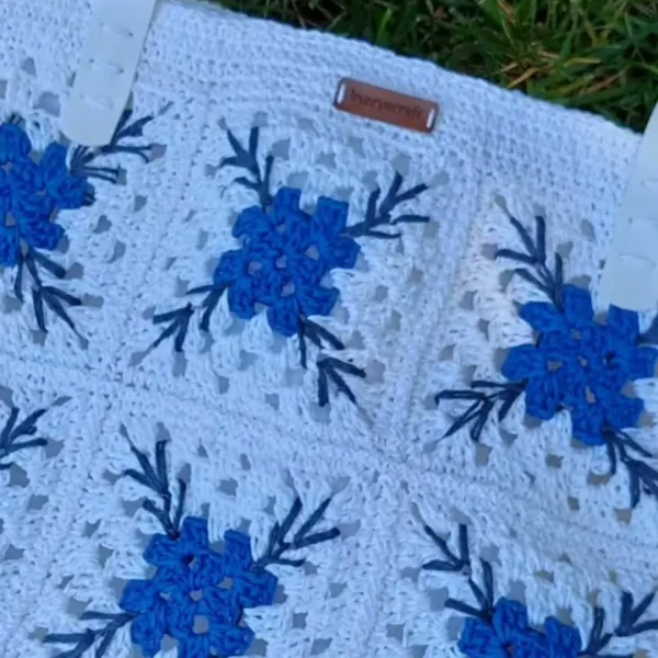 Beyaz Zeminli Mavi Çiçek Aplikeli Çanta