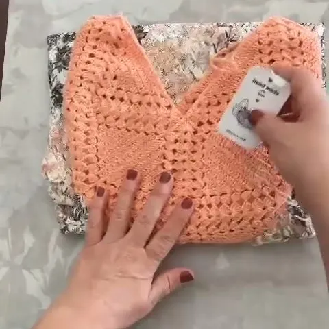 Somon Rengi Dantel Desenli El Örgüsü Crop Bluz