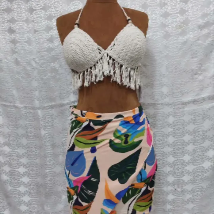 Saçaklı Örgü Bikini Üstü ve Pastel Yaprak Desenli Sarong